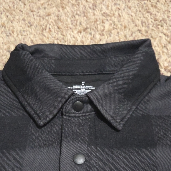 *NWT* Fabletics The Go-To Shirt Button-Up Jacket - Plaid Men's Black, Size M - Picture 4 of 12